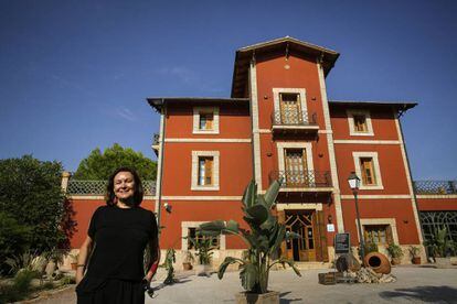 A escritora Clara Sánchez, em frente a um hotel em Dénia que antigamente era a residência de um líder nazista, em uma imagem de cinco anos atrás.