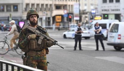 Um soldado vigia os acessos à estação central de Bruxelas nesta terça-feira.