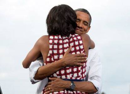 Obama abraça sua esposa depois de ganhar as eleições de 2012.