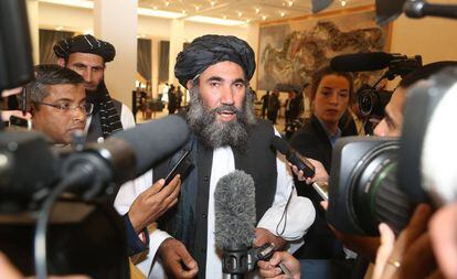 O líder do Talibã, Abdul Salam Zaeef, fala com a imprensa neste sábado em Doha.