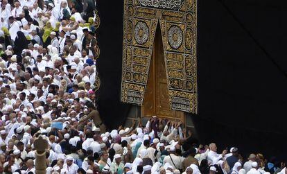 Peregrinos muçulmanos rezam próximo a Kaaba, em Meca, na segunda-feira.