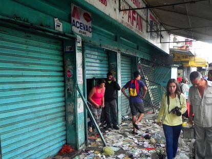 Lojas saqueadas em Valencia, Venezuela.