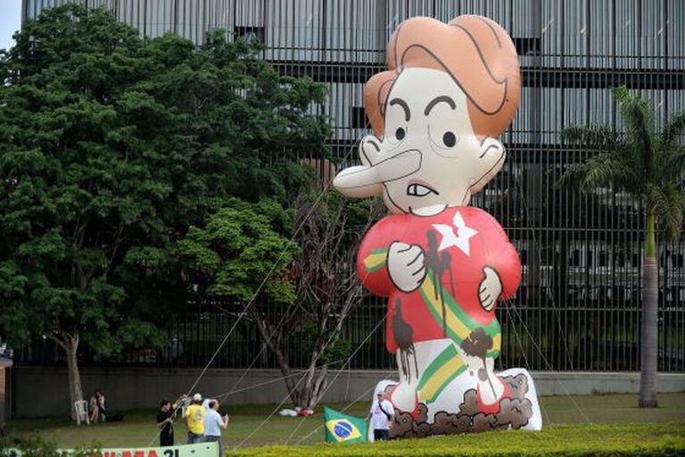 Boneco ironiza a presidenta do lado de fora do TCU.