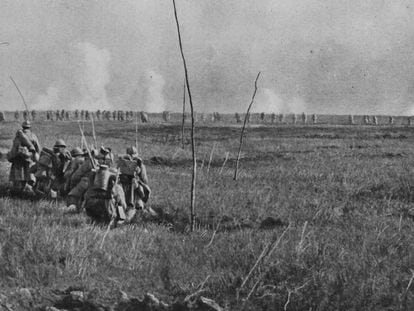 Soldados franceses, na ofensiva comandada pelo general Georges Nivelle durante a primavera de 1917 no hemisfério norte, na frente ocidental.