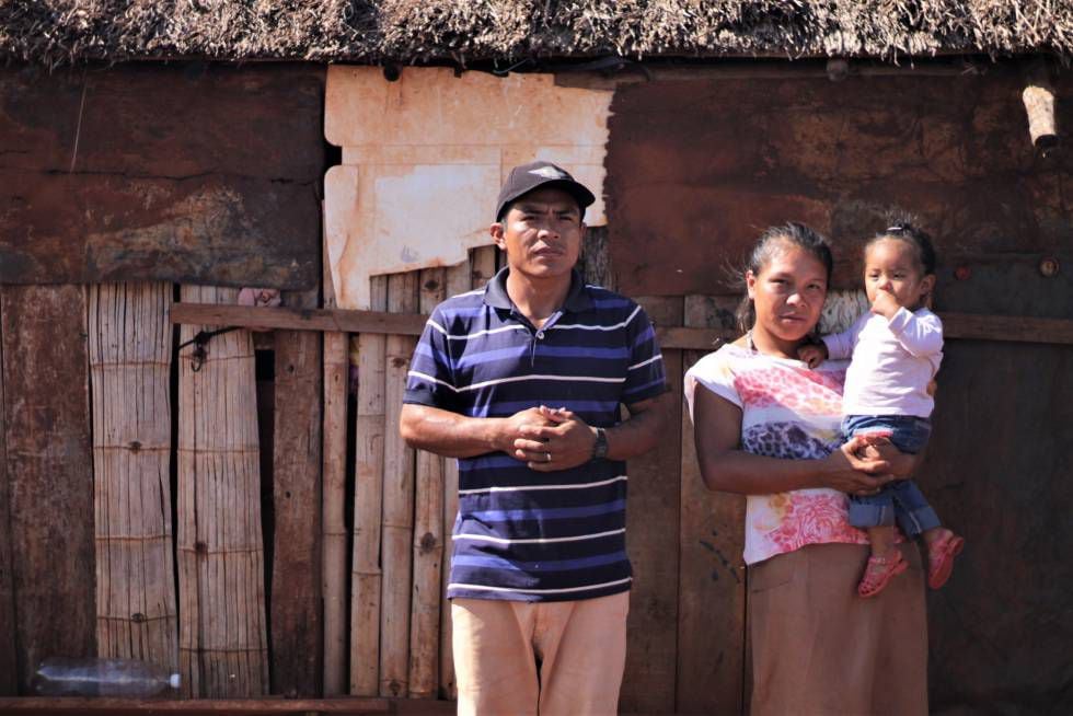 Marlinho Guarani Kaiowá, com a esposa e a filha.