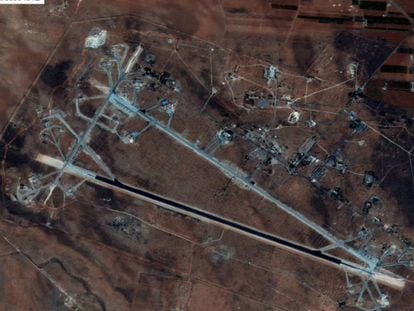 Foto aérea da base de Al Shayrat, perto de Homs (Síria).