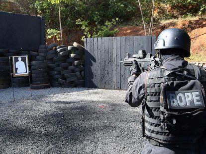 Policial durante treinamento de combate ao terrorismo.