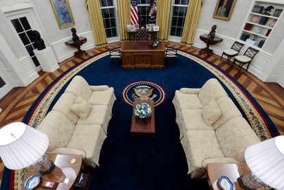 Vista geral do Salão Oval decorado para o presidente Joe Biden na Casa Branca.