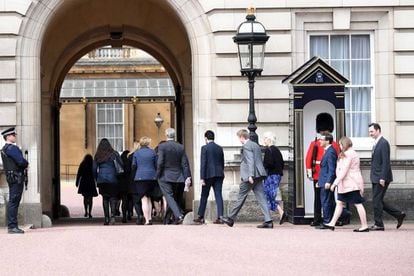 Membros do serviço da rainha vão à reunião de urgência no palácio de Buckingham.