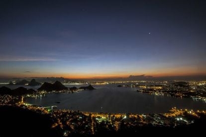 Vista noturna do Rio de Janeiro. 
