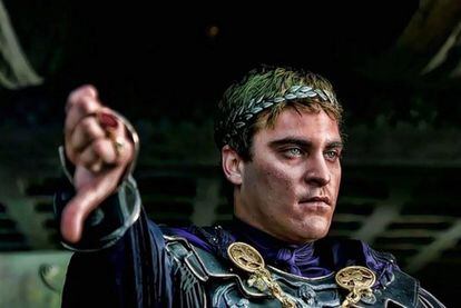 O cinema se encarregou de que acreditássemos que quando um imperador baixava seu dedo polegar, como Joaquin Phoenix nessa imagem de 'Gladiador', estava sentenciando à morte o gladiador