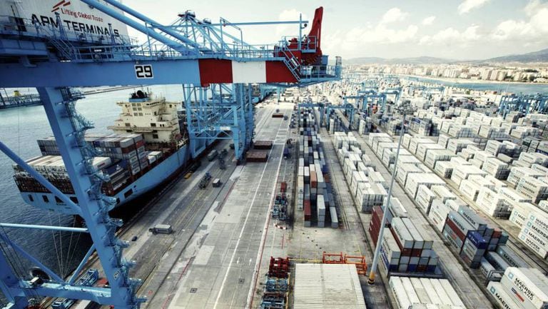 Terminal de cargas no porto de Algeciras, Espanha.