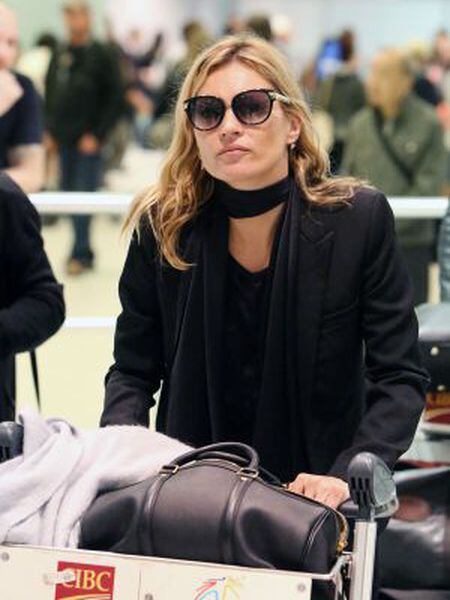 Kate Moss, em um aeroporto.