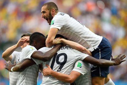 Os jogadores da França comemoram um gol contra a Nigéria.