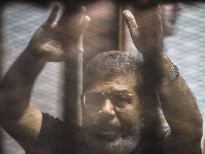 O ex-presidente Morsi depois da sentença no mês passado.