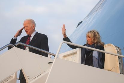 O presidente Joe Biden e sua esposa, Jill Biden, acenam do avião Air Force One, nesta segunda-feira, na base militar Andrews, em Maryland.