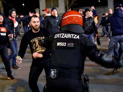 Confronto entre extremistas do Spartak de Moscou e da Ertzaintza (a força policial basca), em Bilbao.