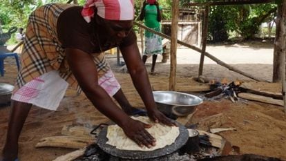 As mulheres usam a mandioca tradicionalmente para cozinhar e sabem prepará-la de várias maneiras.