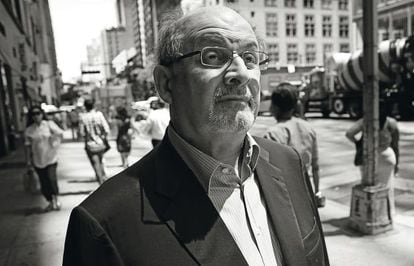 O escritor Salman Rushdie, em Nova York.