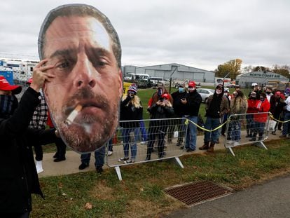 Um seguidor de Trump mostra uma foto de Hunter Biden na fila de um comício do presidente em Erie (Ohio).