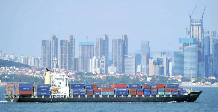 Um navio de carga navega perto da cidade chinesa de Qingdao.