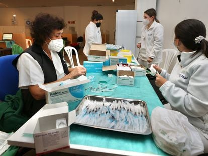 Várias trabalhadoras da saúde preparam a terceira dose da vacina contra a covid-19, na sexta-feira em Pontevedra (Espanha).