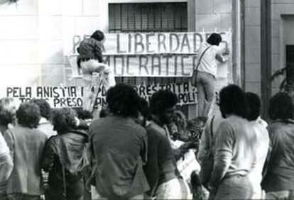 Estudantes colocam faixa na PUC-SP em 1977.