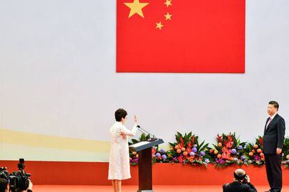 A nova chefa do Governo autônomo de Hong Kong, Carrie Lam, é empossada diante do presidente chinês, Xi Jinping, neste sábado.