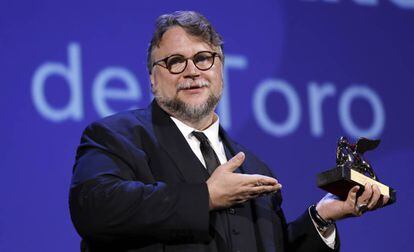Guillermo del Toro com o Leão de Ouro.