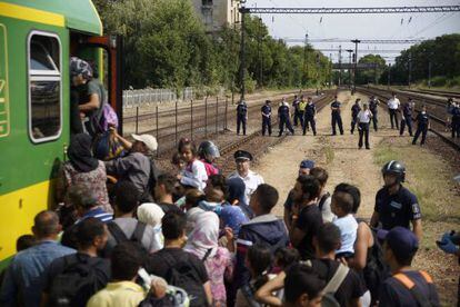 Refugiados tentam deixar a Hungria para a Áustria e a Alemanha, no último dia 3.