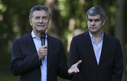 O presidente da Argentina, Mauricio Macri, e seu chefe de Gabinete de Ministros, Marcos Peña, o encarregado de anunciar a reforma dos meios.