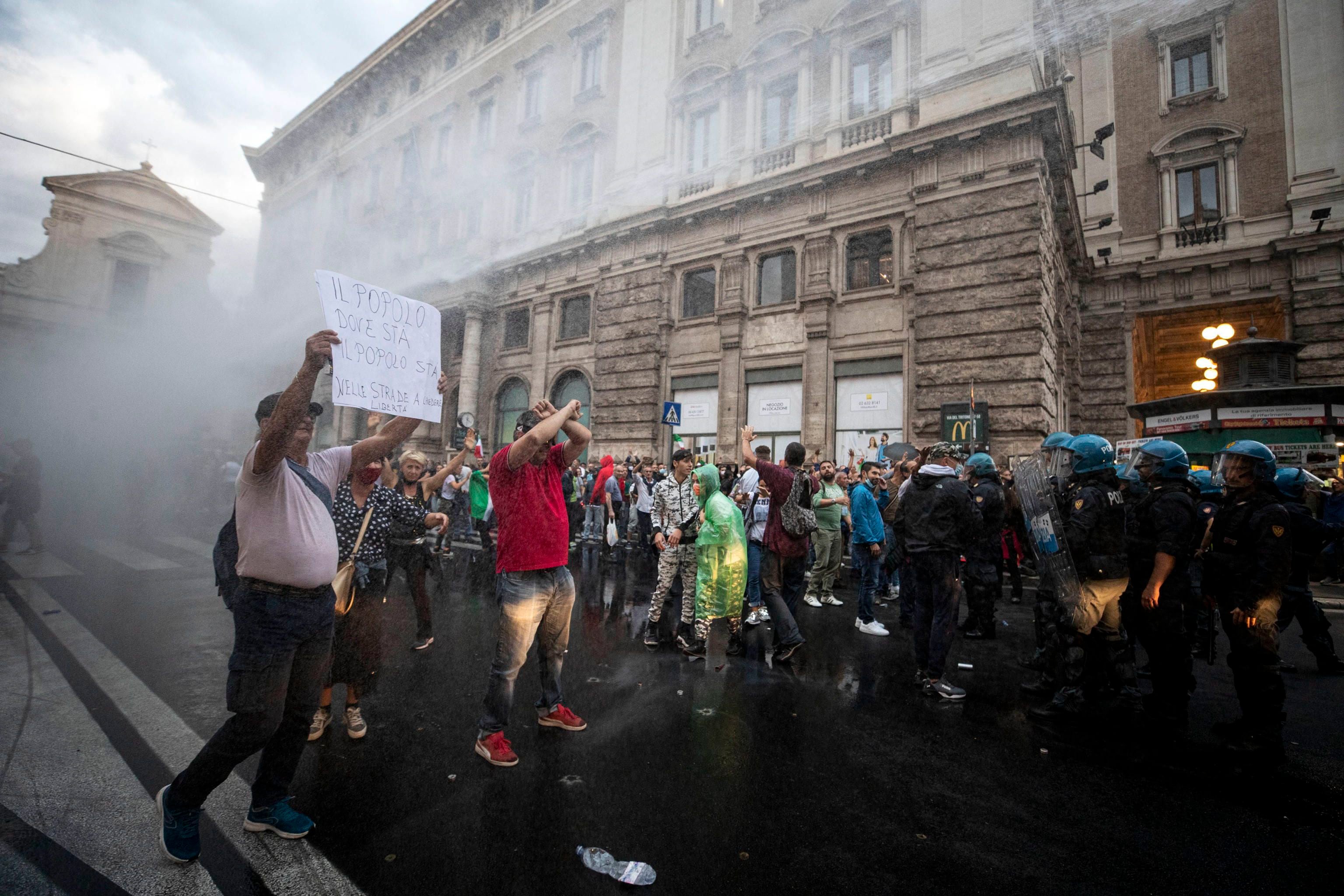 A polícia tenta dispersar os manifestantes violentos do lado de fora da sede do governo italiano.