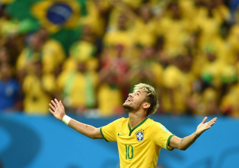Neymar comemora um dos seus gols contra Camarões.