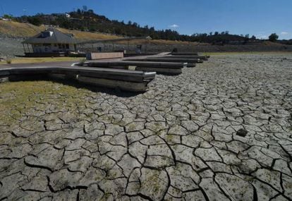 Atracadouros no lago Folsom, afetado pela seca na Califórnia, em setembro.