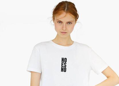 Camiseta da Stradivarius com o lema “No es no”.