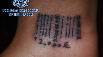 Código de barras e preço tatuados no pulso de uma vítima romena, em 2012.