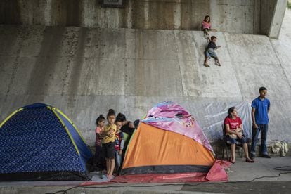 Centenas de pessoas se refugiaram sob a ponte Chamelecón em San Pedro Sula.