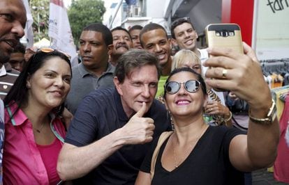 Marcelo Crivella, candidato à Prefeitura do Rio de Janeiro pelo PRB, em campanha. Domingos Peixoto / Ag. O Globo