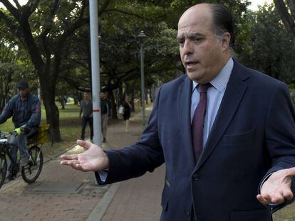 O opositor Julio Borges fala com AFp em Bogotá, na quarta-feira