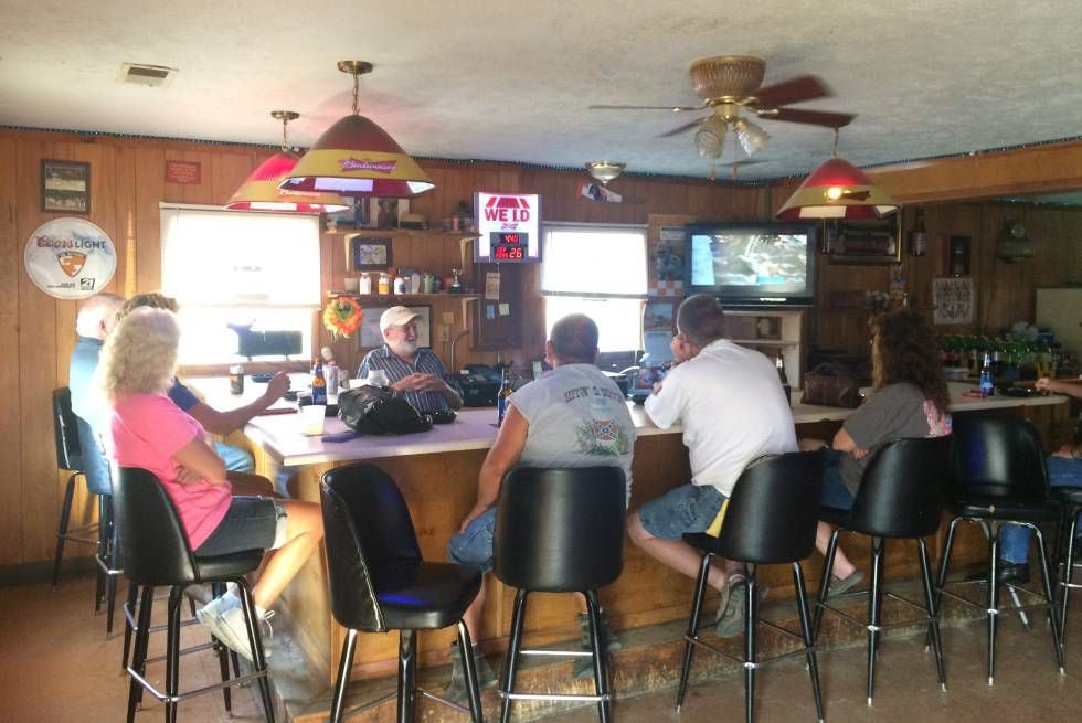 O bar Floyd’s Place, na localidade vizinha de Fayetteville, é o lugar mais perto de Lynchburg onde se pode beber.