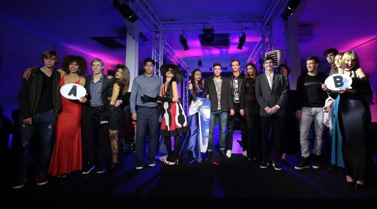 Os jogadores e as modelos que protagonizaram no domingo o polêmico evento inaugural do torneio NextGen ATP.