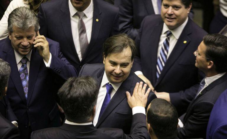 Rodrigo Maia cumprimenta colegas deputados no plenário da Câmara nesta sexta-feira.