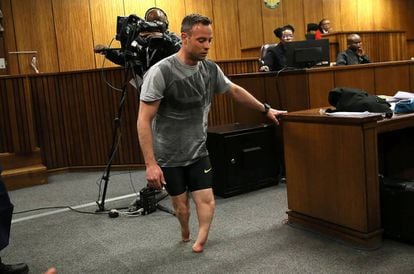 Oscar Pistorius caminha sem as próteses durante a audiência.