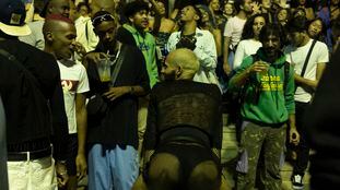 Jovens dançam durante o festival 'Verão sem censura'