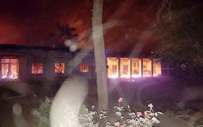 Imagem distribuída pelo MSF do hospital em chamas.