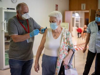 Um agente de saúde administra a terceira dose da vacina da Pfizer em um centro de Sevilha em 24 de novembro.