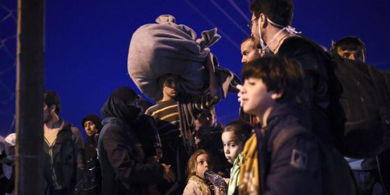 Espera de refugiados para entrar na Sérvia.