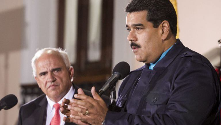 O presidente venezuelano, Nicolás Maduro, e o secretário-geral da Unasul, Ernesto Samper, nesta quarta-feira em Caracas.