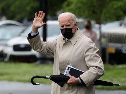 O presidente dos Estados Unidos, Joe Biden, na tarde de sexta-feira nos jardins da Casa Branca antes de ir para Camp David.