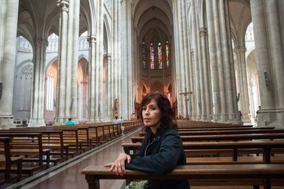 Julieta Añazco, sobrevivente de abuso sexual eclesiástico em sua infância, na catedral de La Plata